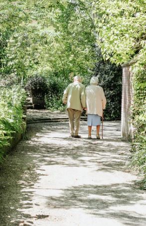 anziani che passeggiano